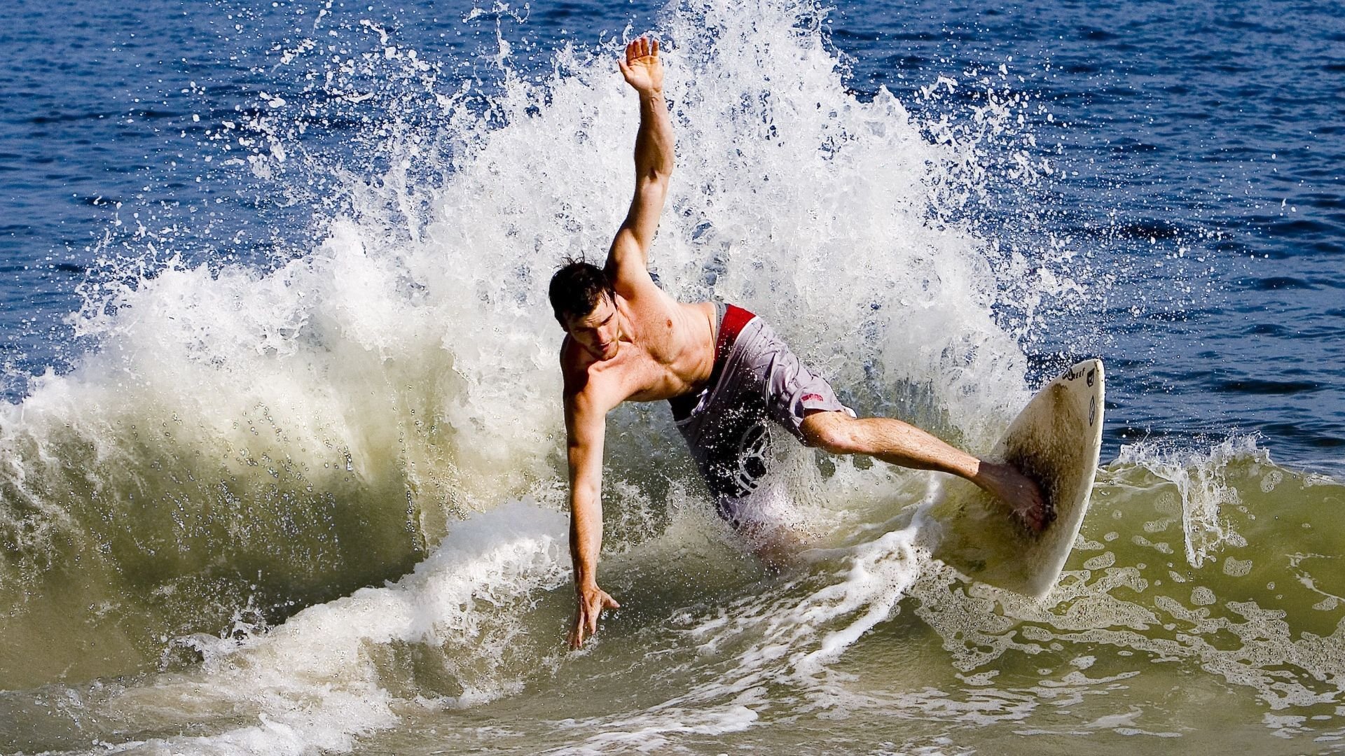 科里·简：凭借强大的对抗能力，边锋位置成全黑队的优势，科里老婆