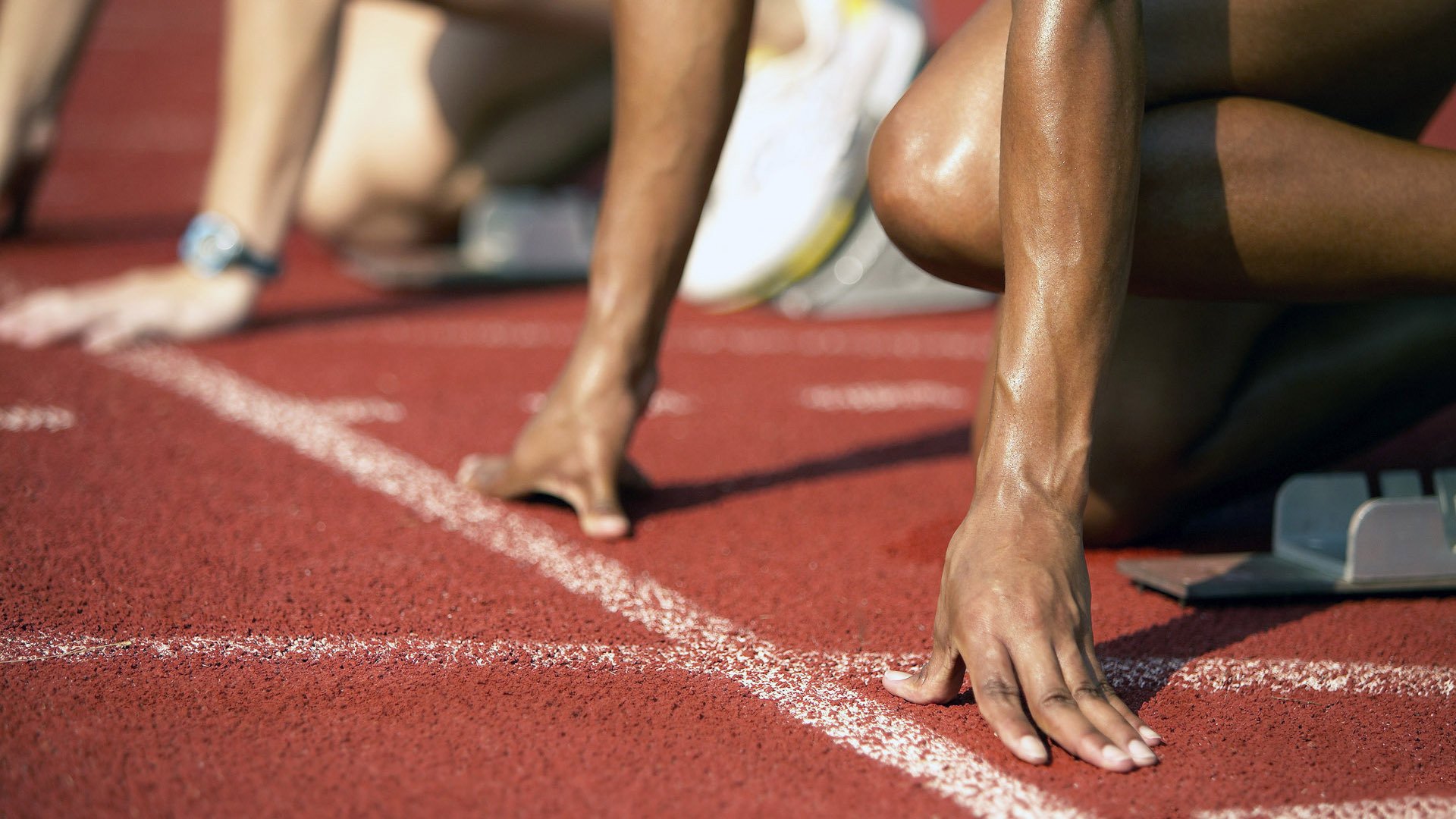 赛场灯光故障瞬间中断比赛，组织方迅速处理，汽车赛道灯