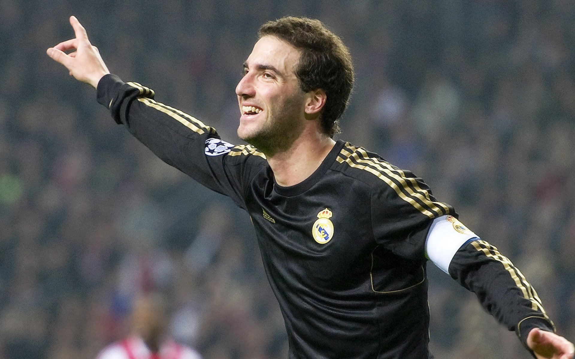 足球运动在高校校园中的普及率显著提高，校园足球的普及和提高